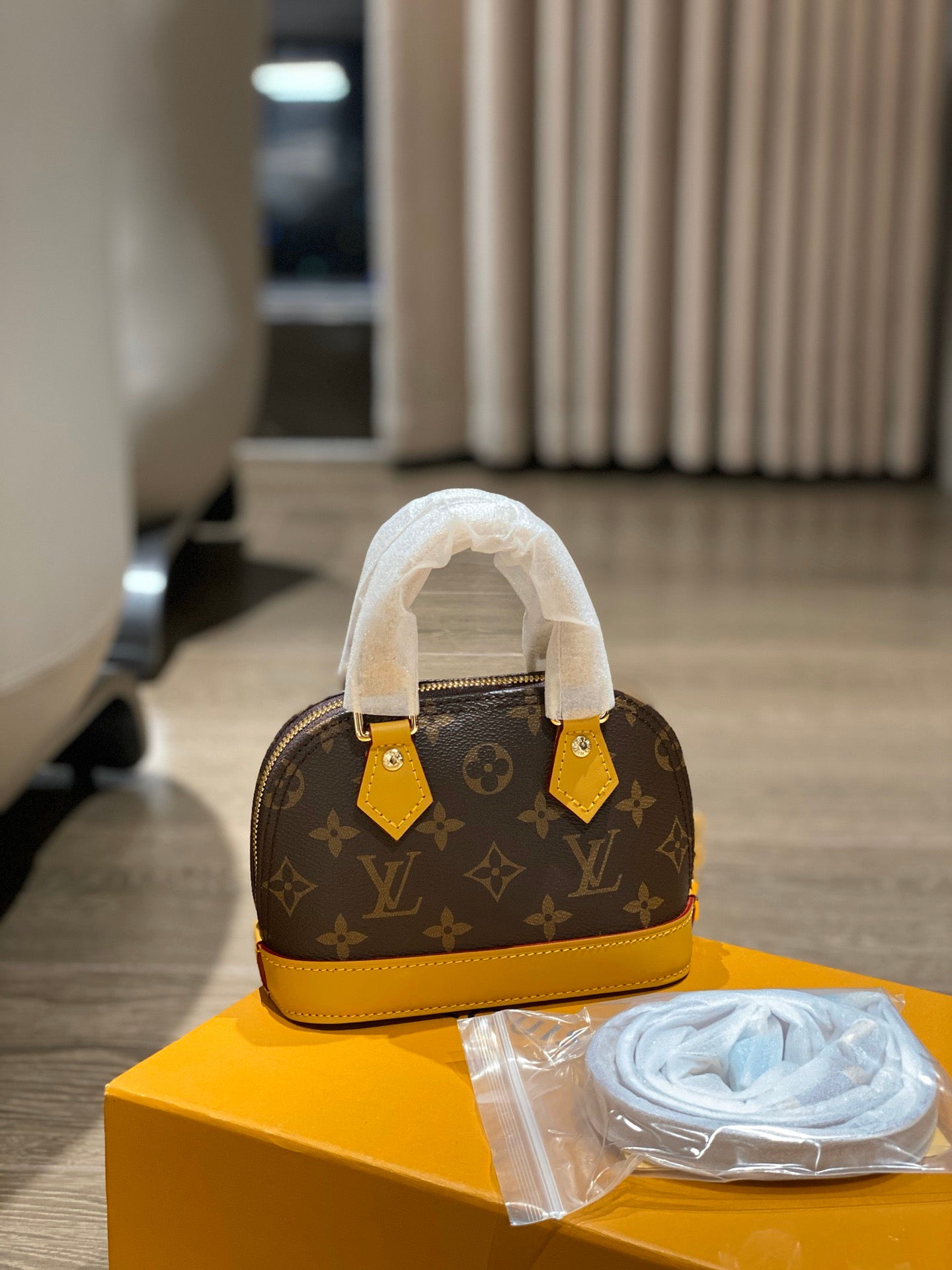 LOU Alma Bag
