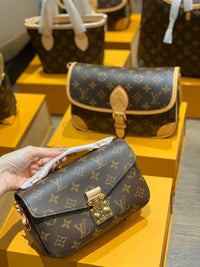 LOU Pochette Bag